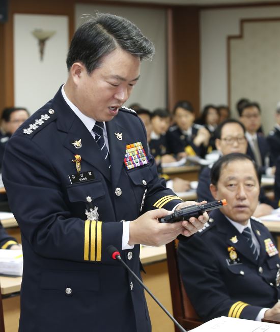 與 “아프리카 국가도 아니고, 野의원들 창피해서 같이 못 앉아 있겠다”  