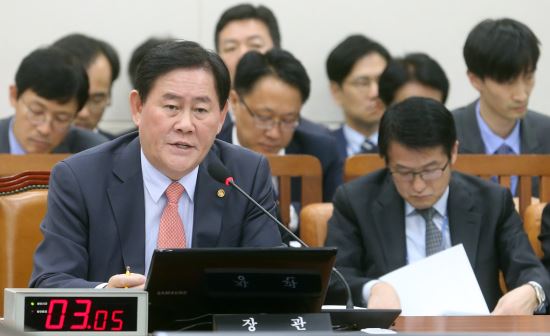 “머리가 나빠서 뭘 답변해야 하는지 모르겠다?” 최경환 답변 태도 논란 국감 중지  