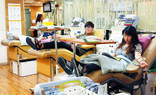 ‘헌혈 금지약물’ 함유 혈액 437팩 수혈…임신부 태아 기형 우려  