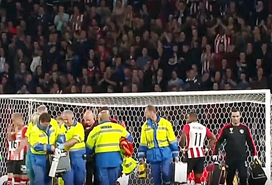 PSV 관중매너 “소오름”… 루크쇼 나갈 때까지 기립박수  