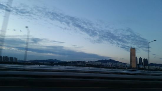 [오늘날씨] 맑은 하늘, 큰 일교차…영동·영남엔 한때 비  