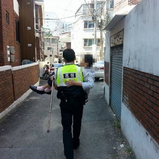 할머니 번쩍 안고 가는 믿음직스러운 경찰의 뒷모습에 감동  