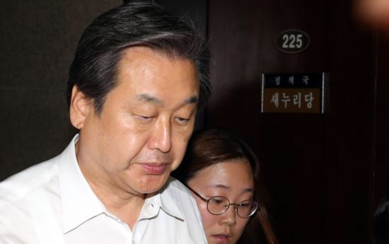 “축 생신, 대통령 박근혜” 朴대통령, 김무성에게 생일난 화분 보내...실제 생일은 20일  