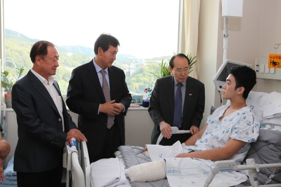 한국안보문제연구소(KINSA), 목함지뢰폭발로 부상당한 하재헌`김정원 하사 격려금  