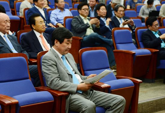 “문재인 재신임 결판낸다” 野 연석회의 시작-비주류 대거 불참 '반쪽회의’  