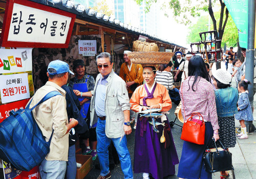 [포토] 연극배우들이 재현한 조선 저잣거리  