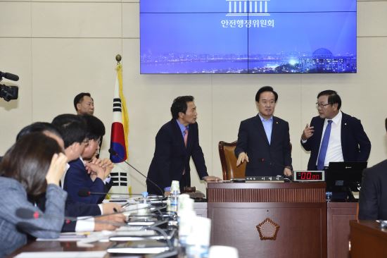 빈손 정개특위 계속 공회전...비례의석수 무한 대치…농어촌 지역대표성 문구도 이견  