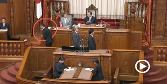 [영상] 안보법안 막아선 6분 소걸음… 25만 넘게 봤다  