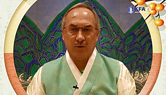 “행보칸 추속! 보내세요”… 슈틸리케 감독, 한복 입고 우리말로 추석 인사  