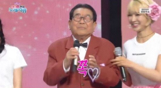 AOA 초아, 송해에게 뽀뽀…“만수무강 하세요”  
