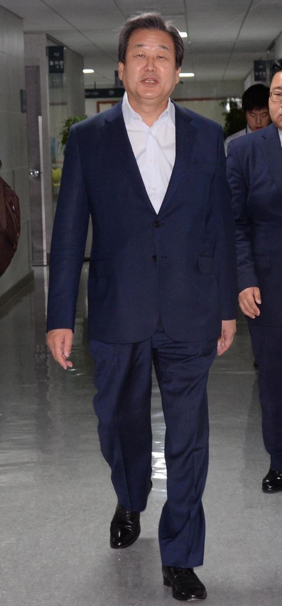 청와대 일단 ‘예의주시’ 모드로…반대입장은 불변  