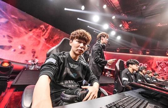 ѵš SKT, EDG  3¡  ȯ Ȱ  