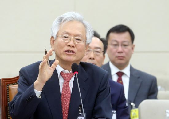 “정신 나간 막말하는 분” 野, 고영주 방문진 이사장 해임결의안 추진  