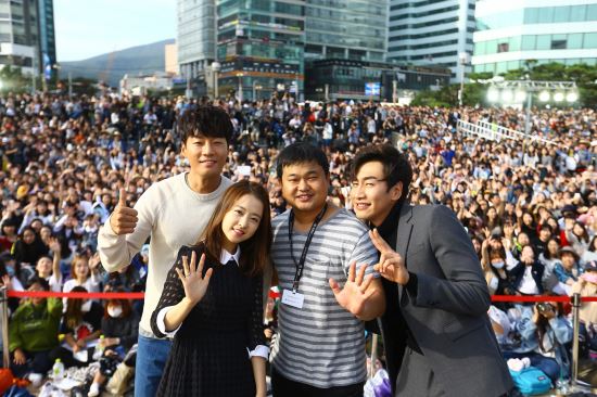 이광수 이천희 박보영이 부산에 떴다 올해 가장 획기적인 사건 ‘돌연변이’ 무대인사  