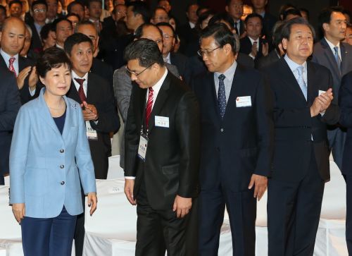 돌고 돌아 ‘당헌·당규’ 원칙으로…무대의 후퇴?  