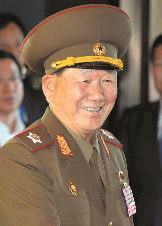 [긴급]북한 열병식 주석단…김정은 왼쪽 류윈산 오른쪽 황병서  