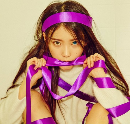 아이유 사진 공개… ‘새 앨범 컨셉인가?’  