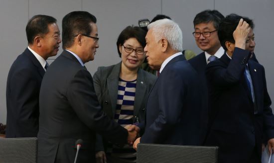 野 비주류, 교과서 정국 와중에 내부 향해 반격 개시  
