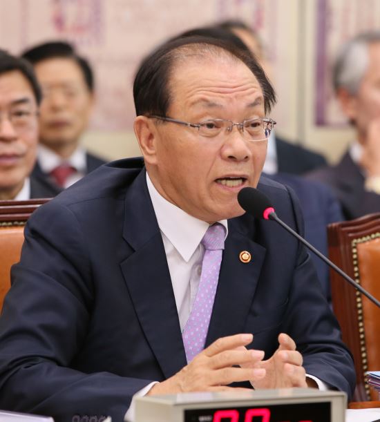 “장관직 수행 자격 없다” 野, 황우여 부총리 해임건의안 제출  