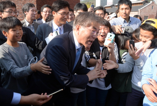 野 지도부 현대사 행보 계속…문재인, 유신 피해자 면담  
