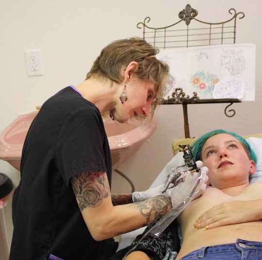 제 가슴 예쁘죠? 유방암 상처에 문신 女코미디언 기사의 사진