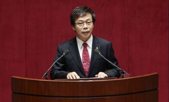 이완영 “노무현, 장인이 빨치산이라서 좌편향 교과서로 바꿨나?”  
