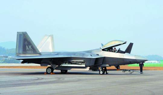 []    F-22   