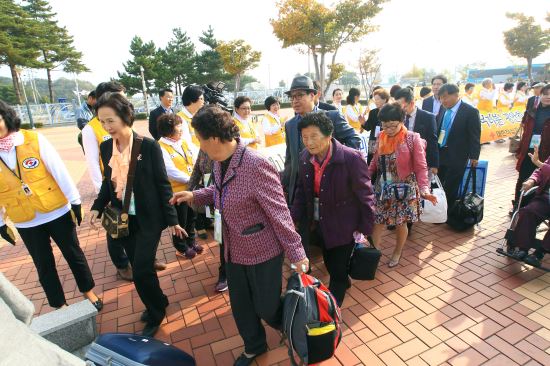 “60년의 기다림” 남측 이산가족 금강산 도착… 오후 첫 상봉  