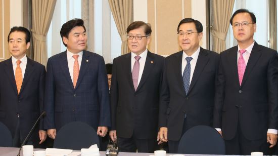 당정, 초중등 입학 2년 앞당기도록 현행 학제 개편 검토  