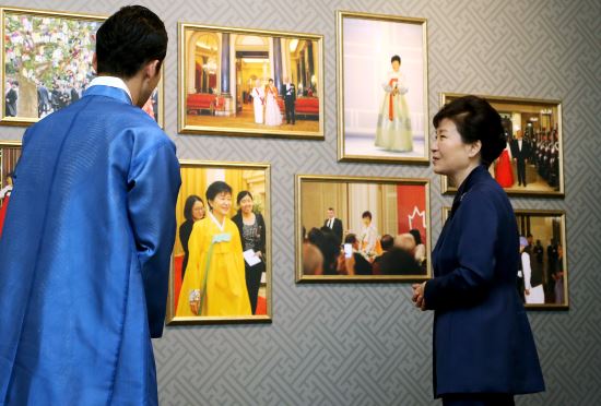 한복 전도사 朴대통령, 한복특별전 관람…“외국선 와인색 좋아하더라”  