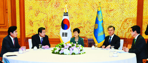 [청와대 5자 회동] 文 시종 ‘돌직구’에  金 반박…  朴 앞에서 안심번호 진실 공방  
