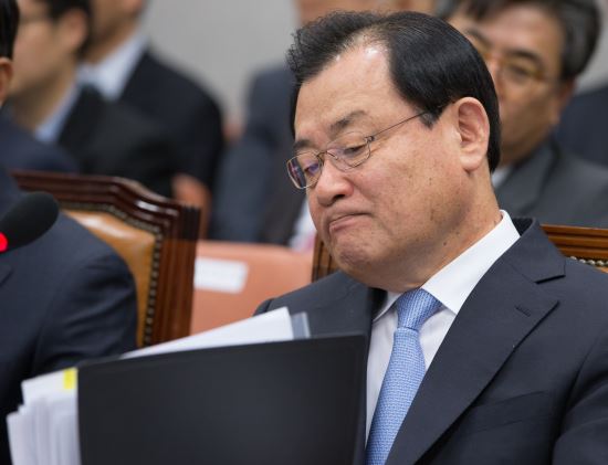 “교육부 감사장 나온 것 같다” 이병기 비서실장, 어색한 웃음  
