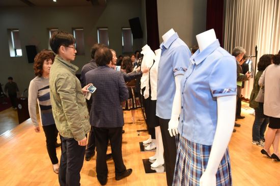 경기도 교육연정 사업 1호 ‘착한교복’ 첫 선보여  
