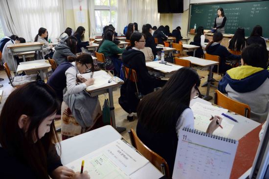 수험생 선물, 청년층 ‘엿·초콜릿’… 장년층 ‘홍삼·내의’  