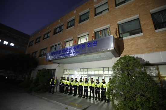 與 “野, 국가를 난신적자(亂臣賊子)로 아는가” ·나라 어지럽히는 신하와 어버이 해치는 자식  
