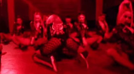 씨엘 붉은조명 엉덩이춤에 깜짝 놀란 외국인 (영상) 기사의 사진