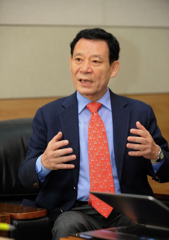 윤장현 광주시장의 파격적인 '탈 권위주의' 행보 눈길…고급 관용차·관사 없애고 도보출근도  