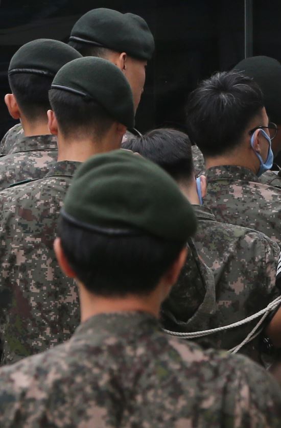 “北도발 기간 軍전술망 휴대전화 촬영 유출” 해병대 장교 집행유예  