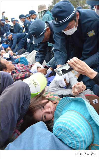 “싱크로율 돋네” 일본 경찰의 폭압과 한국의 물대포… 페북지기 초이스 기사의 사진