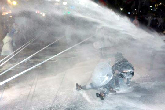 “싱크로율 돋네” 일본 경찰의 폭압과 한국의 물대포… 페북지기 초이스 기사의 사진