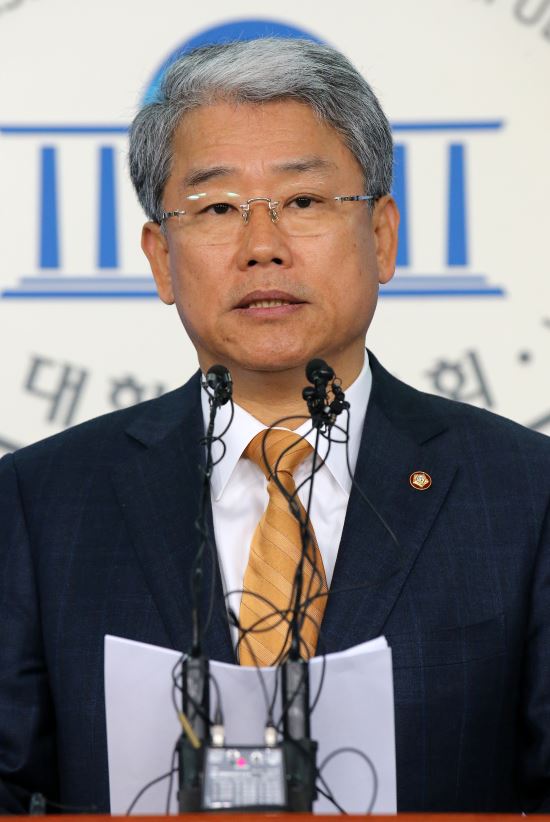 “새정치연합, 눈뜨고 상임위원장 자리 잃어?” 김동철 탈당 국토위원장 자리 신당행?  