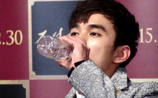 [스타직캠] 길디긴 손가락… 물만 마셔도 멋있는 유승호 기사의 사진