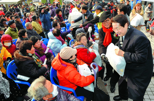 세월호 가족과… 노숙인들과… 고난 속 이웃과 함께한 성탄  