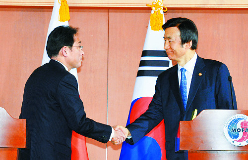 [2015 국내 10대 뉴스] (2) 위안부 협상 전격 타결… 韓·日관계 새 국면 기사의 사진