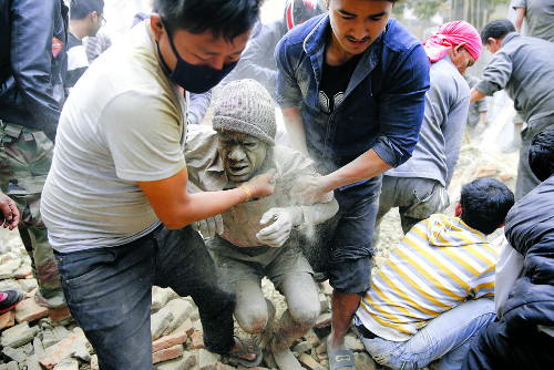 [2015 국제 10대 뉴스] (6) 네팔 규모 7.8 강진… 지구촌 곳곳 화산 분화로 불안 기사의 사진
