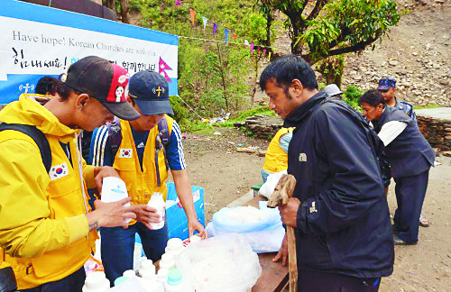 [2015 한국교회 10대 뉴스]  네팔 대지진 긴급 구호, 교단·기독 NGO 앞장 기사의 사진