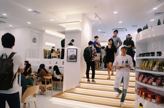 “신정환, 서빙하네요” 싱가포르 근황 사진  