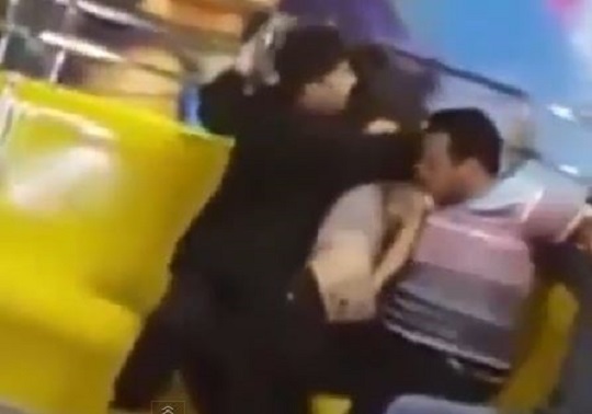 [영상] “뭘 봐” 디스코 팡팡 타다 속옷 벗겨진 여자친구, 온몸으로 가려주는 남친  