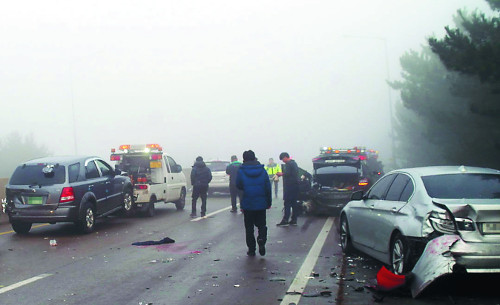 안개 공습… 곳곳 추돌·항공기 여객선 결항  