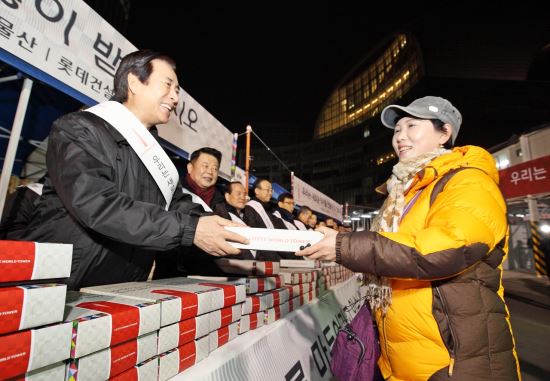 롯데물산, 4일 오전 6시 롯데월드타워 공사 현장에 첫 출근하는 근로자  격려  